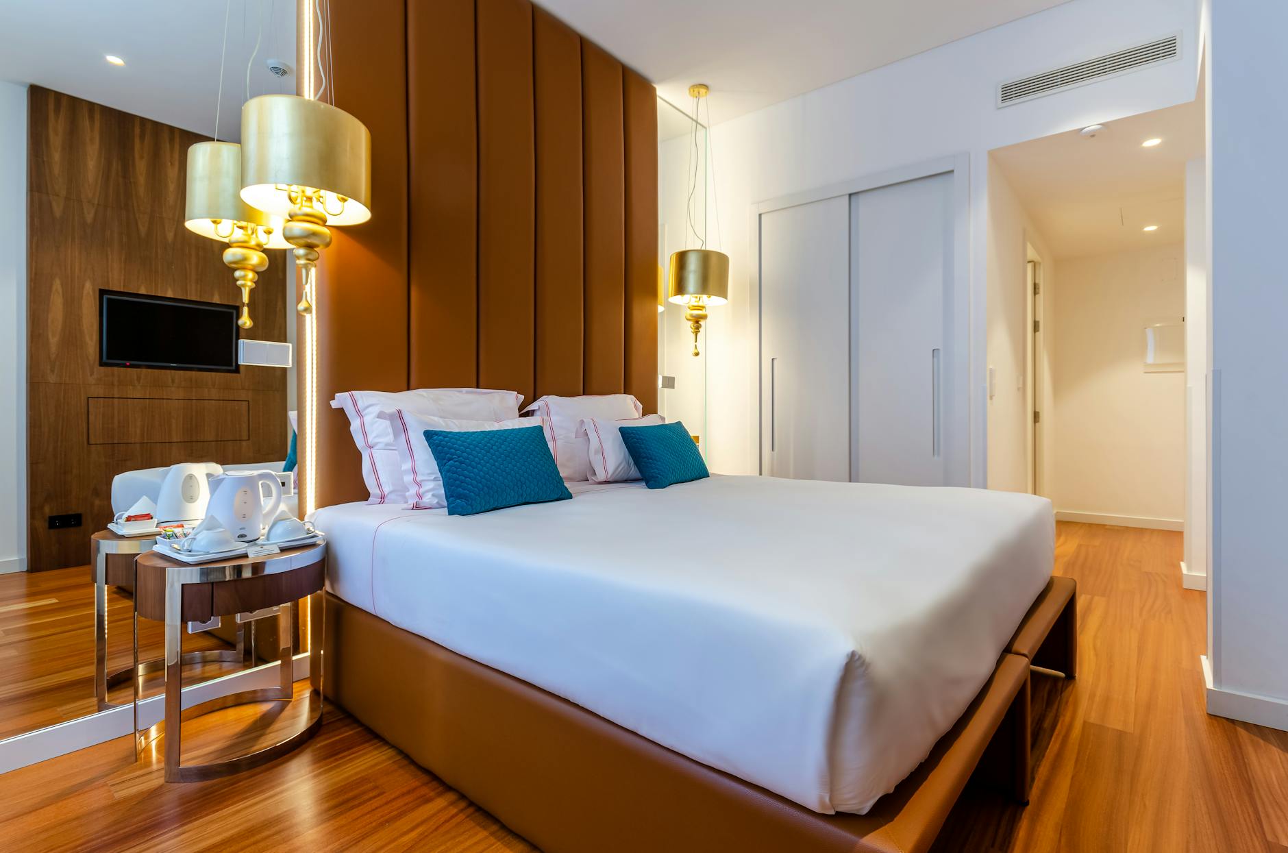 Moderne Zimmer mit warmem Licht