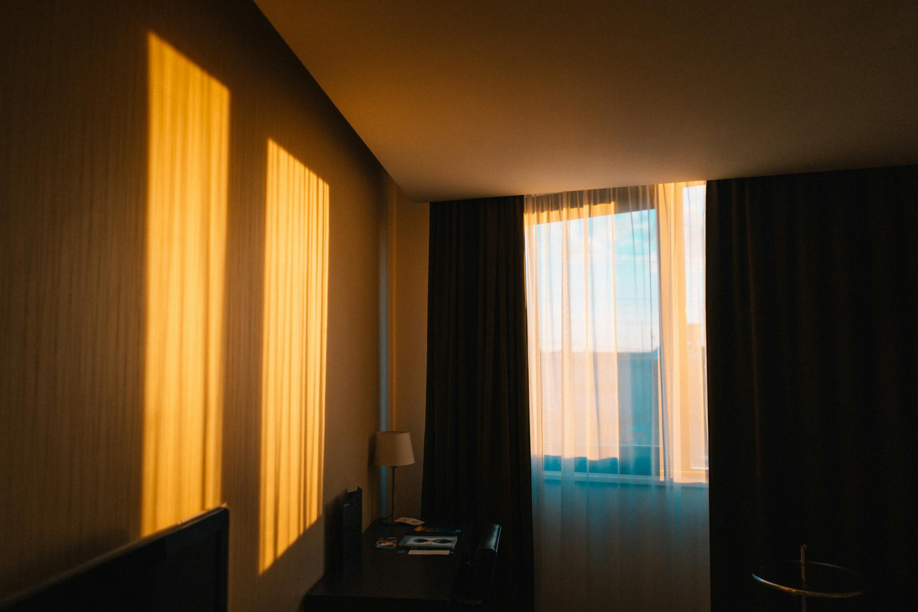 Hotelzimmer mit Morgenlicht